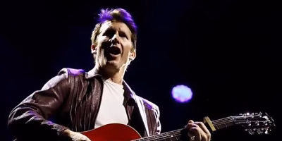 James Blunt revives his debut album in Mexico with nostalgia and humor