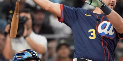 Cal Raleigh equals record for home runs for catchers in MLB