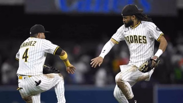Fernando Tatis Jr roba jonrón con atrapada imposible