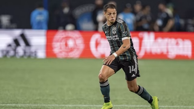 La afición de Chivas exige más goles y menos polémicas de Chicharito