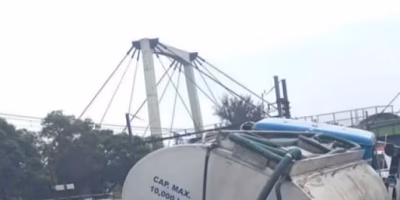 Ein Erdloch verschlingt eine Wasserleitung an der Calzada Zaragoza