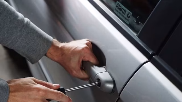 Asalto armado a agencia automotriz en Acapulco termina en balacera