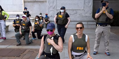 El FBI despide a agentes que se arrodillaron en protesta racial