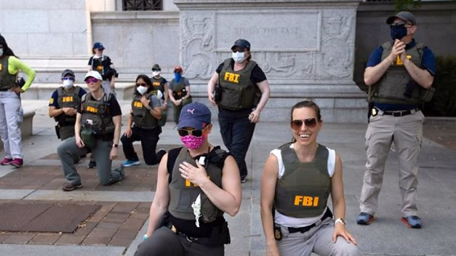 El FBI despide a agentes que se arrodillaron en protesta racial