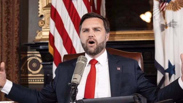 JD Vance conduce el programa de radio de su amigo asesinado