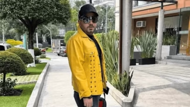 José Eduardo Derbez desafía la moda con polémicas botas amarillas