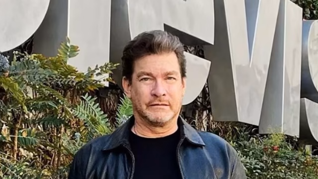 Sebastián Ligarde describes a rectangular UFO in Texas