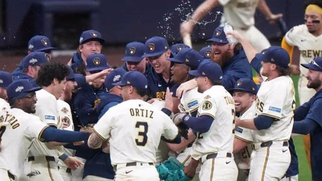 Cerveceros superan a Cachorros y avanzan a la Serie de Campeonato