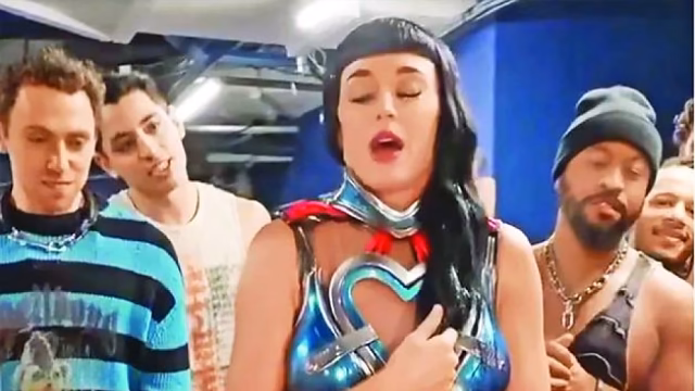 Katy Perry desata polémica tras lanzar su pastel al suelo