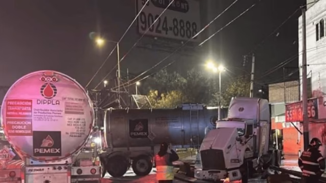 Pipa de Pemex impacta muro de contención en la GAM