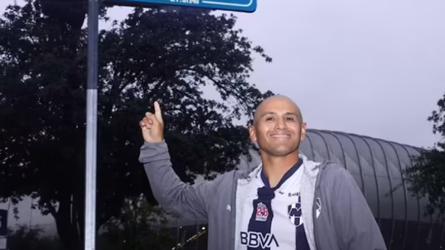 Humberto Suazo recibe homenaje perpetuo en el Estadio BBVA