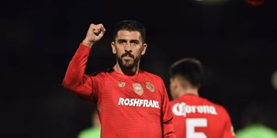 Paulinho ressurge como lenda na vitória do Toluca