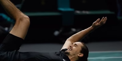 Zverev kommt gegen Medvedev zurück und rettet seine Titelverteidigung