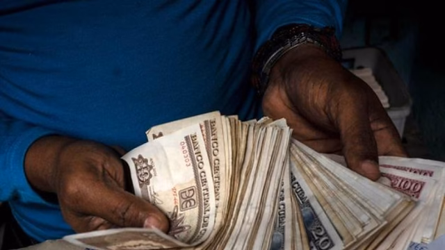 Cuba implementa dolarización parcial para reactivar su economía en crisis