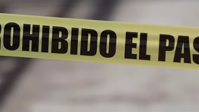 Familia es rescatada tras caer su vehículo a un canal en Sinaloa