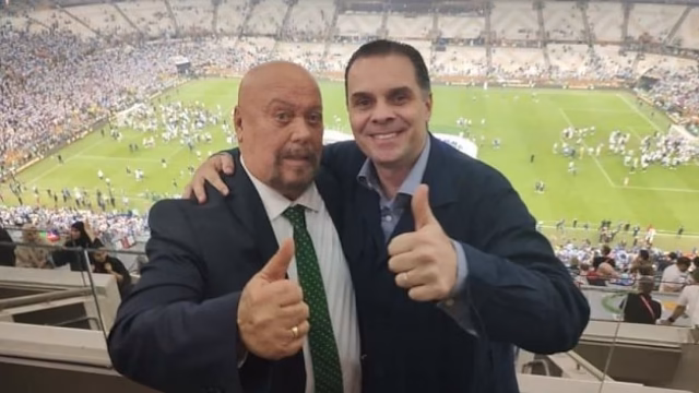 Martinoli y Bermúdez unen voces en un histórico abrazo deportivo