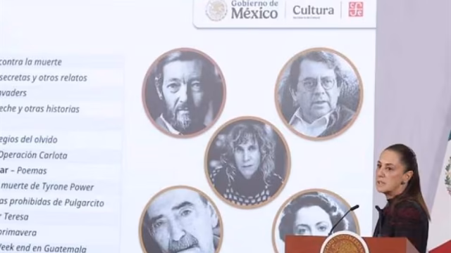 Sheinbaum distribuye colección literaria gratuita a jóvenes en el Zócalo