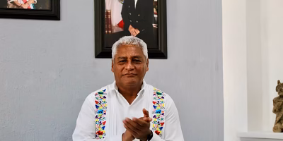 El presidente municipal cumple con el pago del predial y llama a la participación ciudadana
