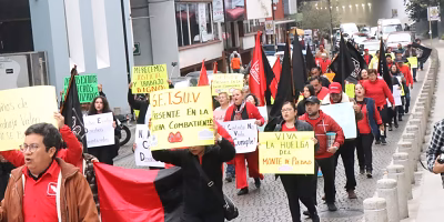 Workers from Monte de Piedad march in Xalapa for violations of the collective contract