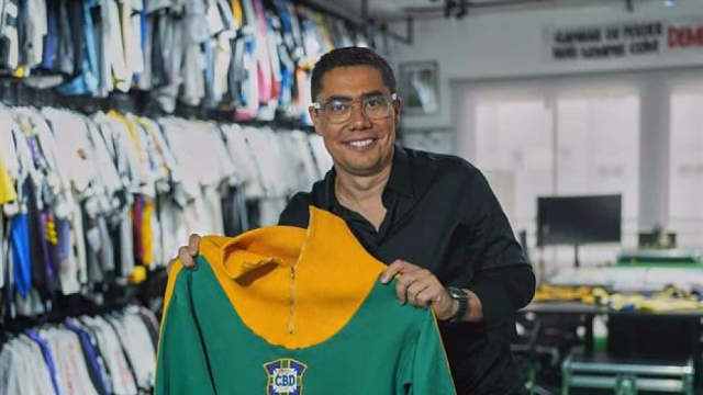 Bad Bunny rinde tributo a Pelé con una reliquia mundialista