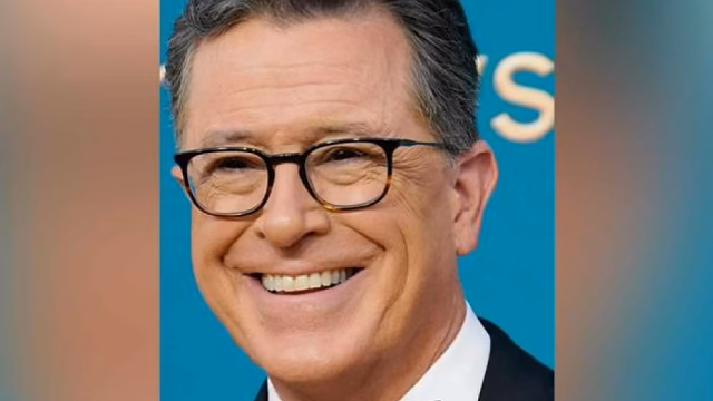 Colbert envuelve comunicado de CBS en bolsa para excrementos