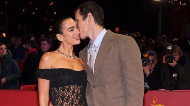 Dua Lipa y Callum Turner brillan en la alfombra roja del Berlinale