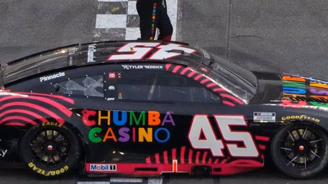 Reddick gana Daytona 500 en dramática última vuelta