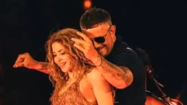 Sanz felicita a Shakira y enciende la polémica