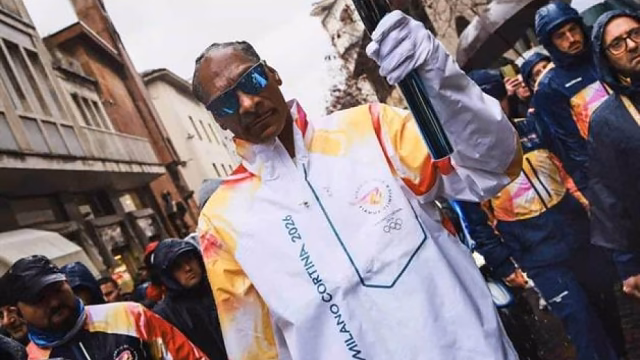 Snoop Dogg hace bailar la antorcha olímpica en Italia
