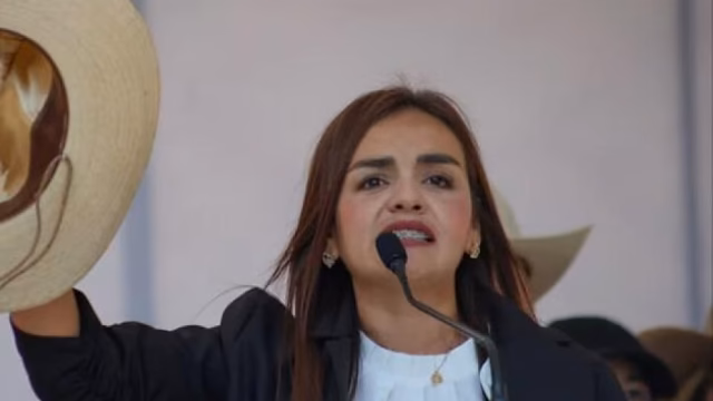 Grecia Quiroz receives a political whistle in the Senate