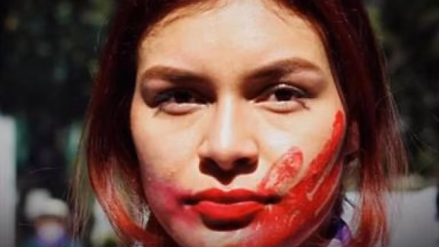 La doble carga que frena a las mujeres en México