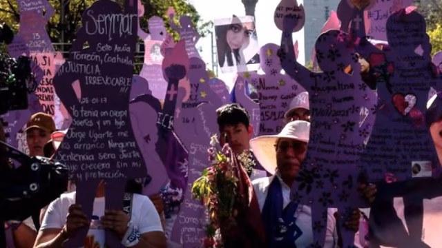Morado en el Senado, rojo en las calles