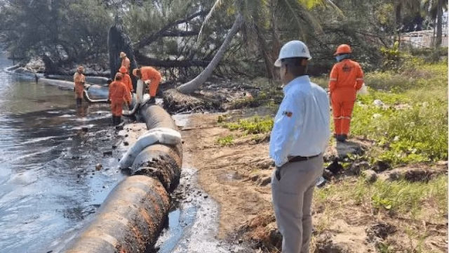 Pemex dice tener bajo control derrame en Dos Bocas