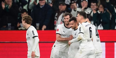 Stöger comemora seu 200º jogo com um gol importante para o Gladbach