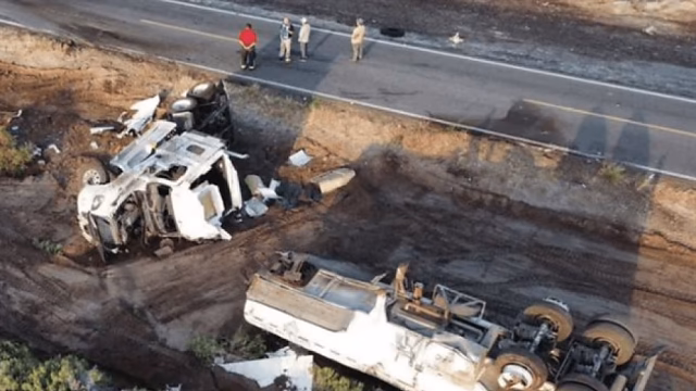 Derrame de combustible cierra carretera principal en Baja California Sur
