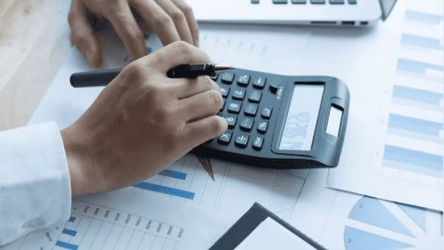 El SAT cierra la puerta a deducciones con efectivo