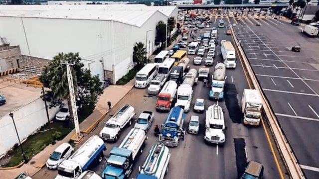 Paro nacional de transportistas y campesinos paraliza carreteras