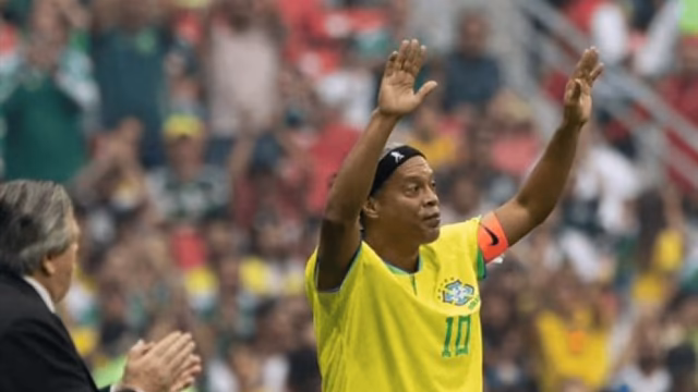 Ronaldinho se despide de México con el corazón en la mano