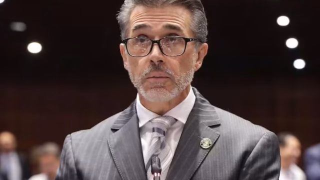 Sergio Mayer se defiende por dormirse en el Congreso