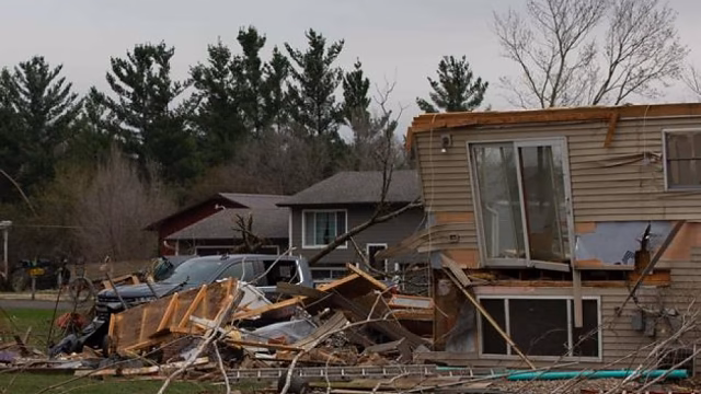 Tornados azotan el centro de EE.UU. dejando daños pero sin muertes
