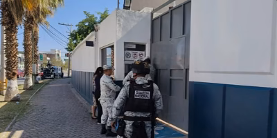 Agentes da AEI testemunham na FGR para um laboratório de medicamentos em Chihuahua
