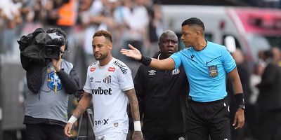 Error arbitral saca a Neymar del campo en derrota del Santos