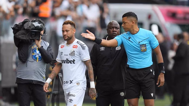 Error arbitral saca a Neymar del campo en derrota del Santos