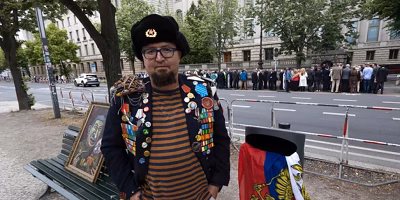 Artista russo crítico de Putin privado de vida na Polônia