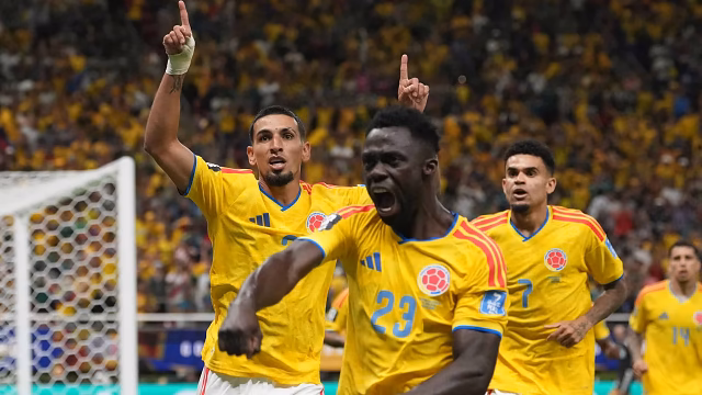 Colômbia vence na hora e é líder do Grupo K