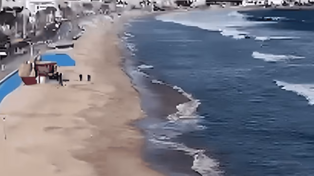 Diez rescates en Mazatlán pese a alertas de oleaje