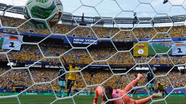 Ecuador defeats Germany and stays alive in the World Cup