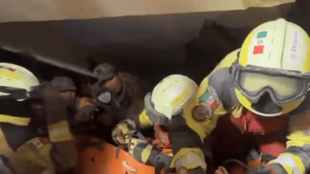 Exército mexicano resgata criança presa em escombros na Venezuela