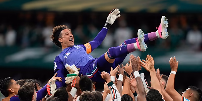 Guillermo Ochoa recebe homenagem em seu último jogo possível no México