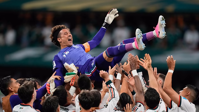 Guillermo Ochoa recebe homenagem em seu último jogo possível no México